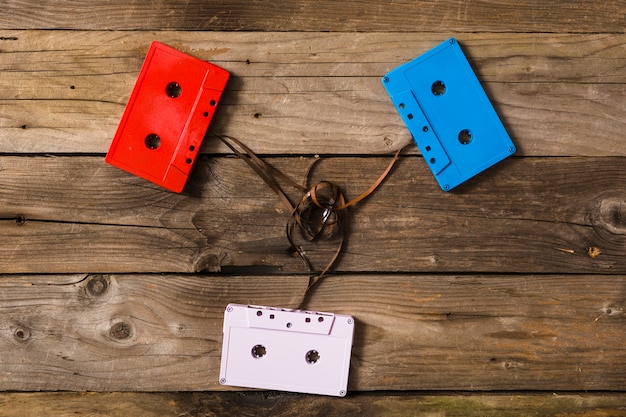 無料写真 カラフルなカセットテープ、木製の背景に巻きつけテープ