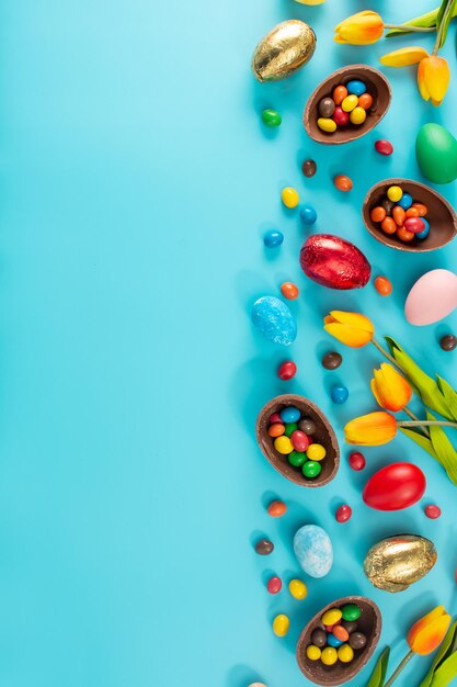 파란색 bckground 상위 뷰 복사 공간에 다채로운 초콜릿 부활절 달걀