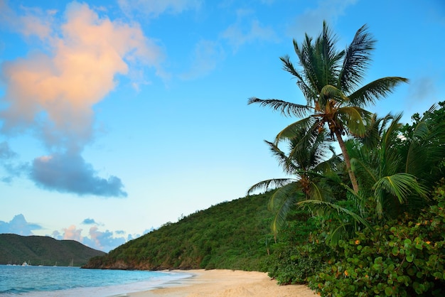 Foto gratuita nuvola colorata al tramonto in spiaggia a st john, virgin island.