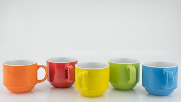 다채로운 종이 배경에 다채로운 커피 컵 커피숍에서 커피와 차를 위한 많은 컵 음식 및 음료 배경 개념