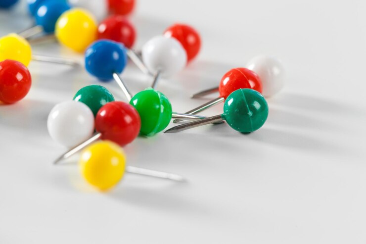मुफ़्त फोटो colorful color push pins isolated on white background