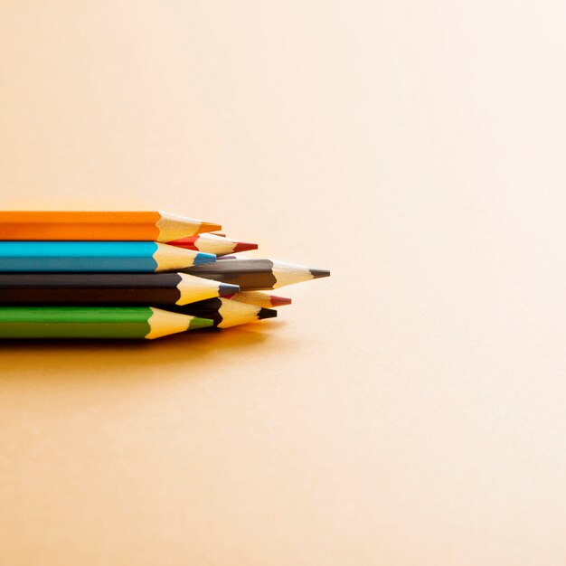 ベージュの背景にカラフルな色の鉛筆