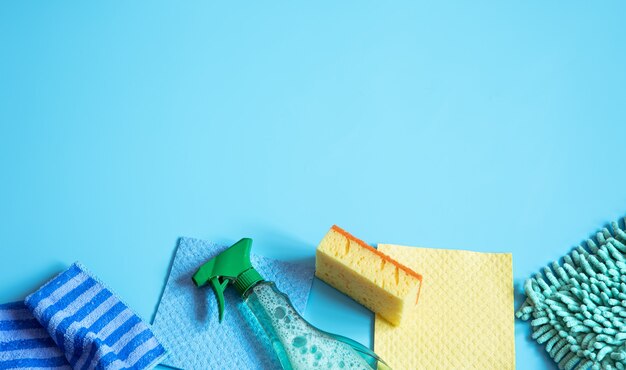 一般的なクリーニング用のスポンジ、ぼろきれ、手袋、洗剤を使用したカラフルな組成物。クリーニングサービスコンセプトの背景