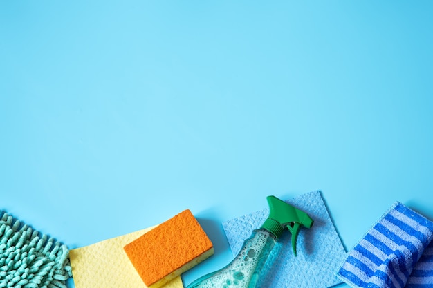 일반 청소용 스폰지, 헝겊, 장갑 및 세제로 다채로운 구성. 청소 서비스 개념.