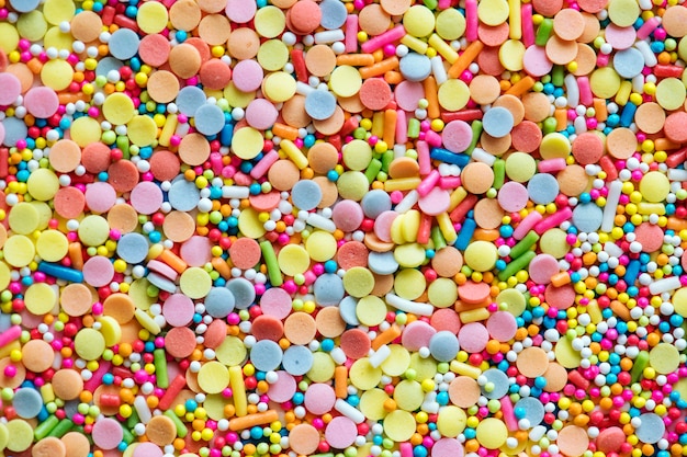 Красочный конфетти посыпает текстурированным фоном