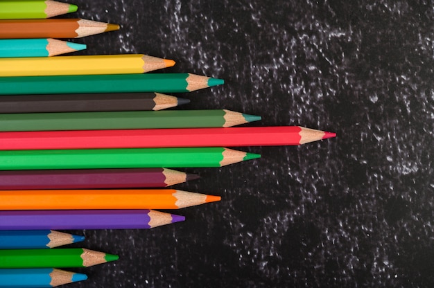Красочный карандаш карандаши с треугольной формы на белой поверхности с копией пространства. Вид сверху