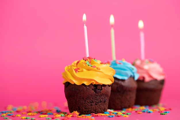 Foto gratuita cupcakes colorati con glassa deliziosa