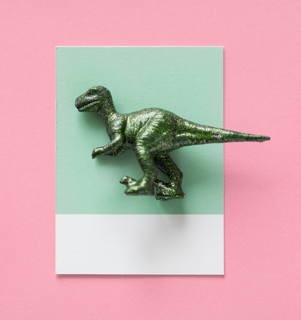 Foto gratuita figura di dinosauro in miniatura colorato e carino