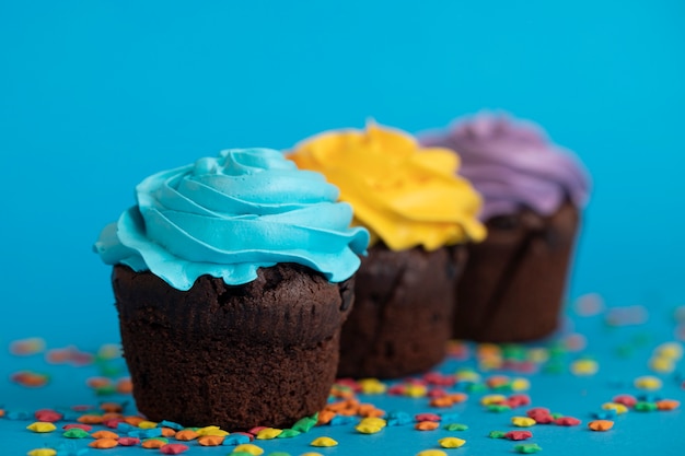 Бесплатное фото Красочные вкусные кексы с глазурью