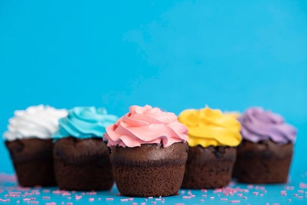 Foto gratuita deliziosi cupcakes colorati con glassa