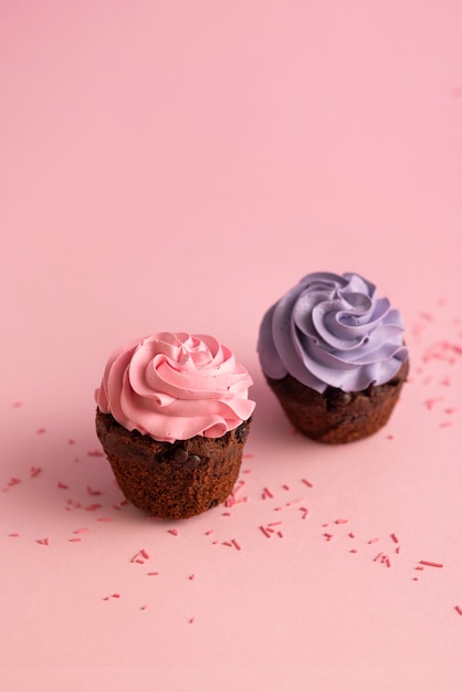 Бесплатное фото Красочные вкусные кексы с глазурью