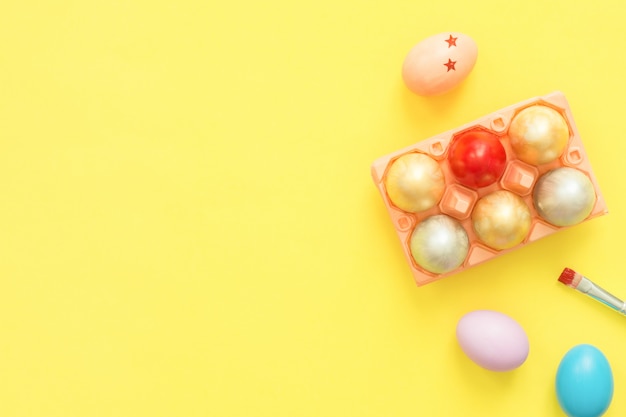 Красочное пасхальное яйцо в пастельных тонах с кисточкой