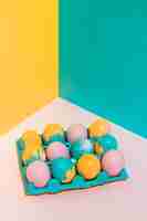 Foto gratuita uova di pasqua colorate in grande rack sul tavolo