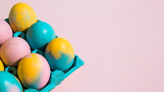 핑크 테이블에 블루 랙에 다채로운 부활절 달걀