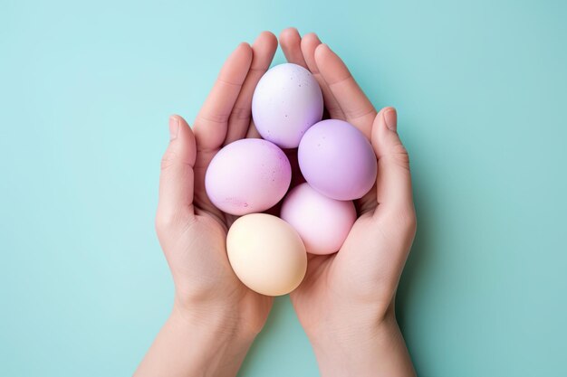 Красочные пасхальные яйца, взявшись за руки на бирюзовом фоне
