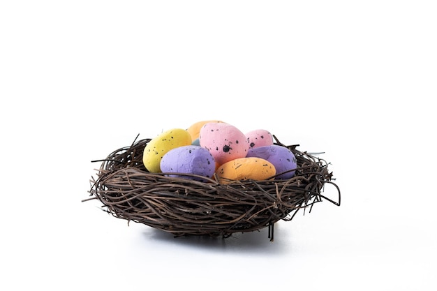 둥지 안에 다채로운 부활절 달걀 흰색 배경에 고립