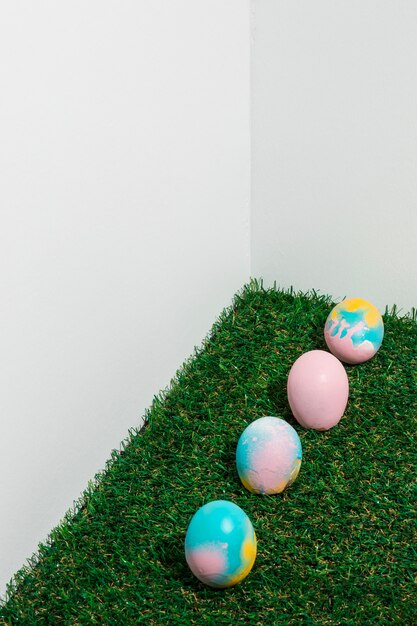 푸른 잔디에 흩어져있는 다채로운 부활절 달걀