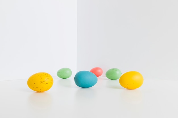 화이트에 다채로운 부활절 달걀