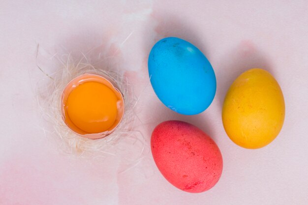 둥지에서 깨진 계란 다채로운 부활절 달걀