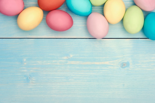 Uova di pasqua colorate su tavola di legno