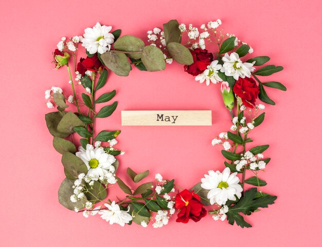 Красочная цветочная рамка с текстом мая на цветном фоне