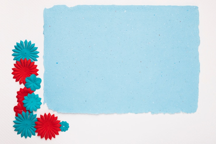 मुफ़्त फोटो colorful flowers near the blue frame isolated on background