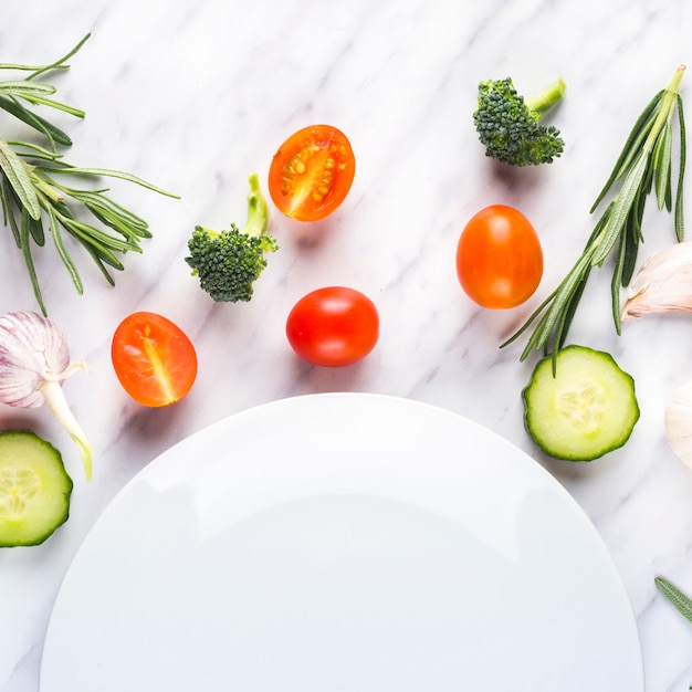 Foto gratuita composizione degli alimenti colorati con ingredienti sani