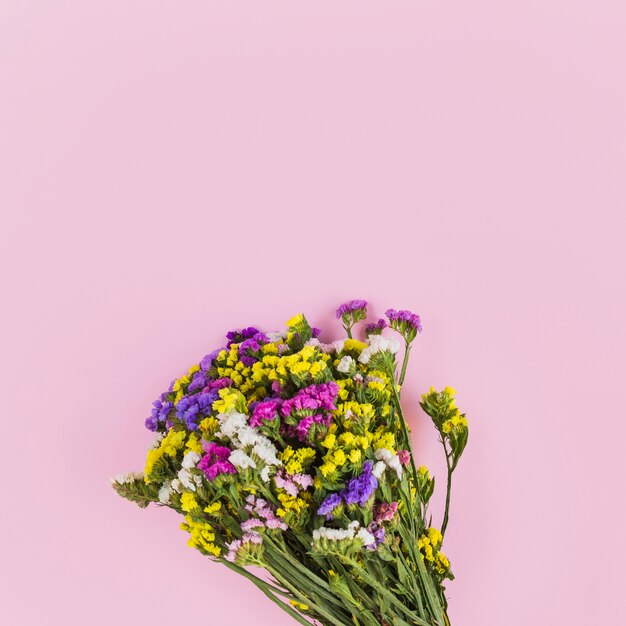 Красочный букет из свежих цветов на розовом фоне