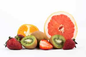 무료 사진 자몽과 딸기와 같은 다채로운 과일 신선한 부드러운 수분이 많은 과일 화이트 책상에 고립