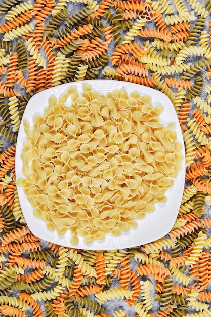 Foto gratuita fusilli colorati e altre paste crude