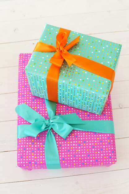 Foto gratuita regali colorati con fiocco decorativo
