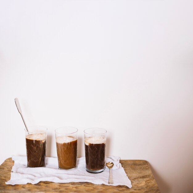 カラフルなコーヒーと氷のガラス