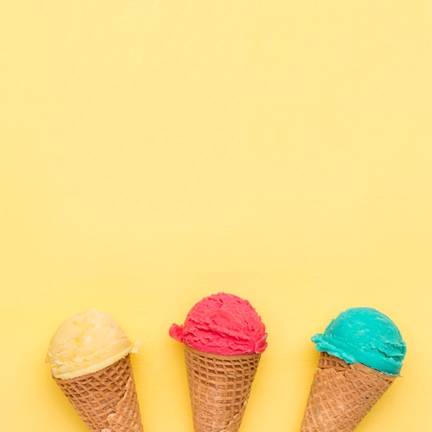 Разноцветное мороженое в сахарных рожках