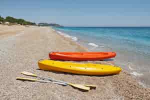 Foto gratuita kayak colorati sulla spiaggia. bel paesaggio.