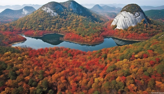 전경에 산과 호수가 있는 다채로운 풍경.