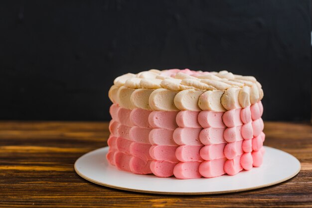 多彩な層のケーキ