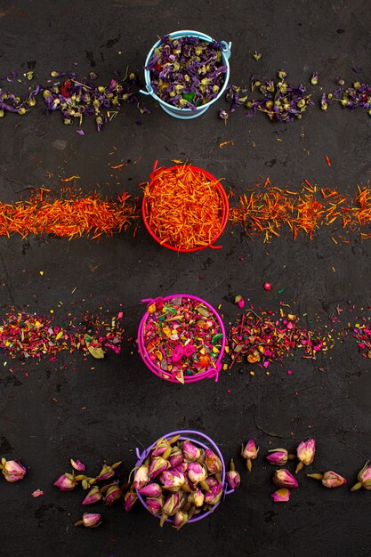 灰色の机の上に色とりどりの葉が広がる花の葉