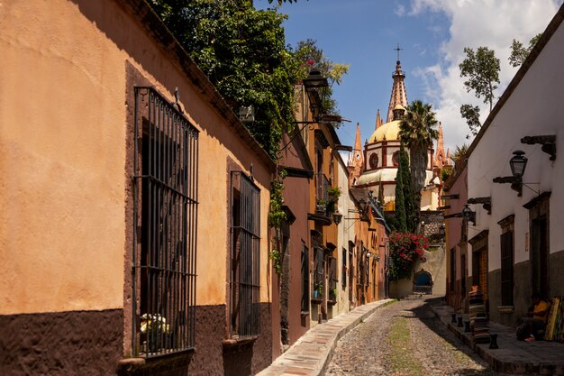 Красочная мексиканская городская архитектура и ландшафт