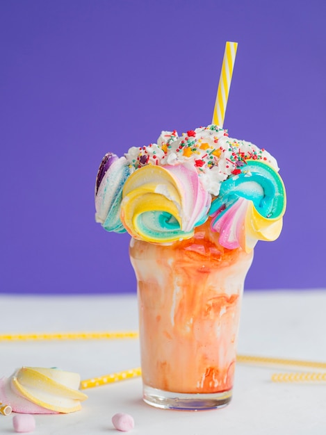 Разноцветный молочный коктейль с украшением