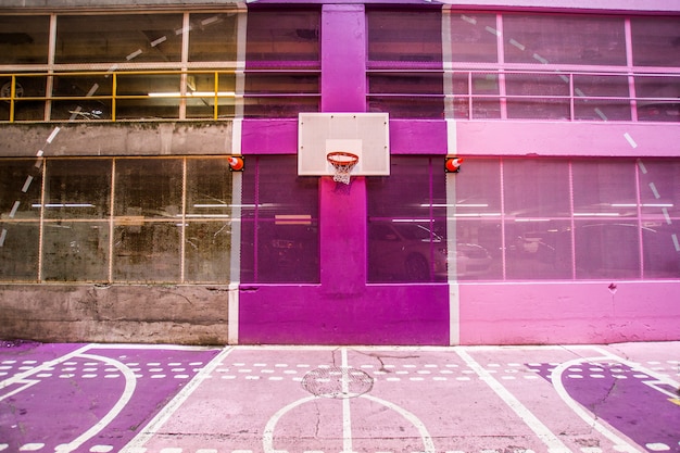 Foto gratuita un colorato campo da basket moderno