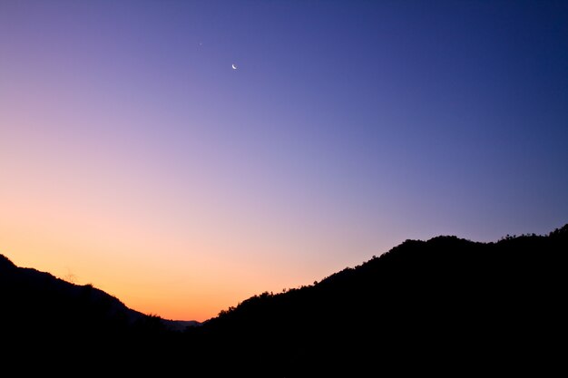 カラフルな山の空紫色の夕焼け