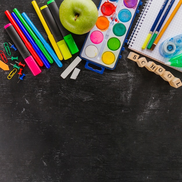 学校のカラフルな新しい消耗品