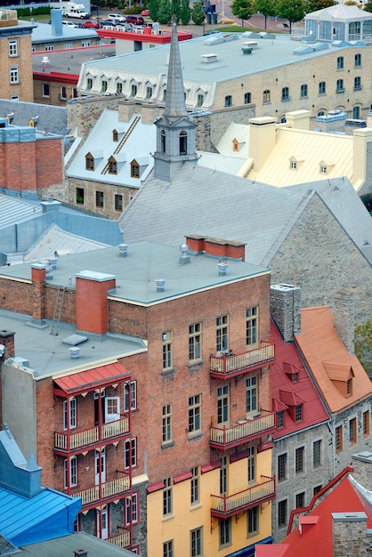 퀘벡 시티에서 건축의 다채로운 오래 된 지붕