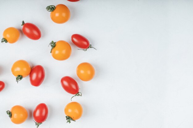 白い背景の上のカラフルな有機トマト。高品質の写真