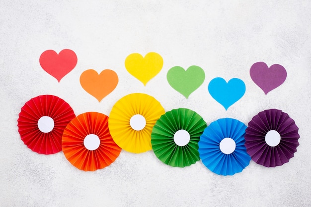 Foto gratuita origami colorati e cuore