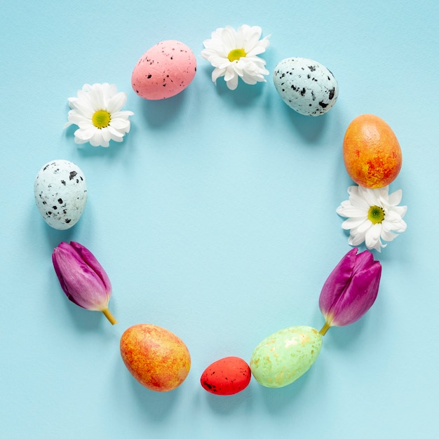 Бесплатное фото Разноцветные яйца в форме круга