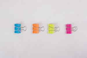 Free photo colorful paper clips on white background. high quality photo