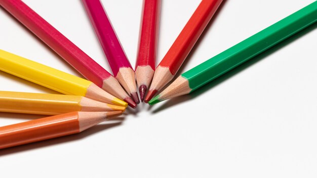Концепция красочных карандашей с копией пространства