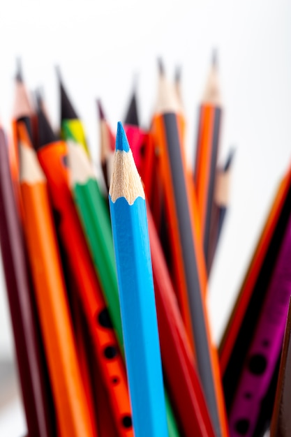 다채로운 연필 흑연 및 흰색 쓰기 및 그리기
