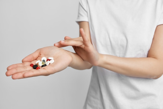 손바닥에 있는 다채로운 알약 진통제 건강 치료 약리학